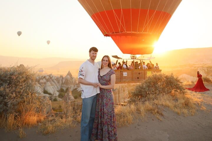 Private Romantic Photoshoot with Hot Air Balloon Views in Cappadocia photo 2