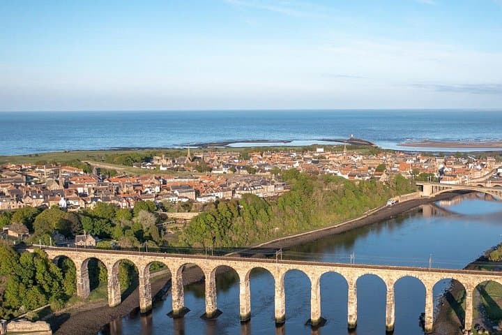 Private Edinburgh Black Cab Tour to the Scottish Borders: Craigmillar, Roslin & Abbotsford in a Day