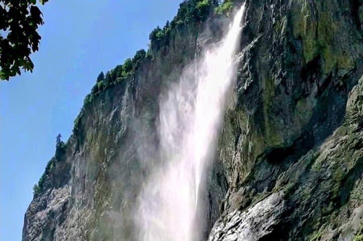 Private Interlaken Waterfall Tour: Lauterbrunnen, Staubbach & Iseltwald in 3 Hours