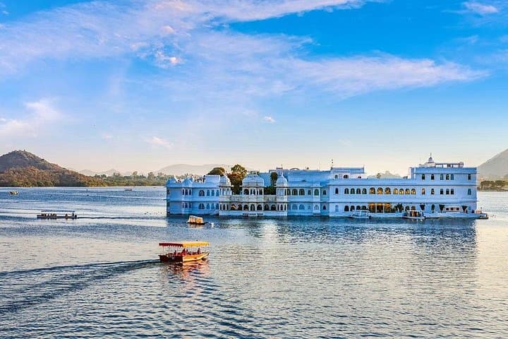 Full-Day Udaipur Sightseeing: City Palace, Lake Pichola & Cultural Stops photo 2