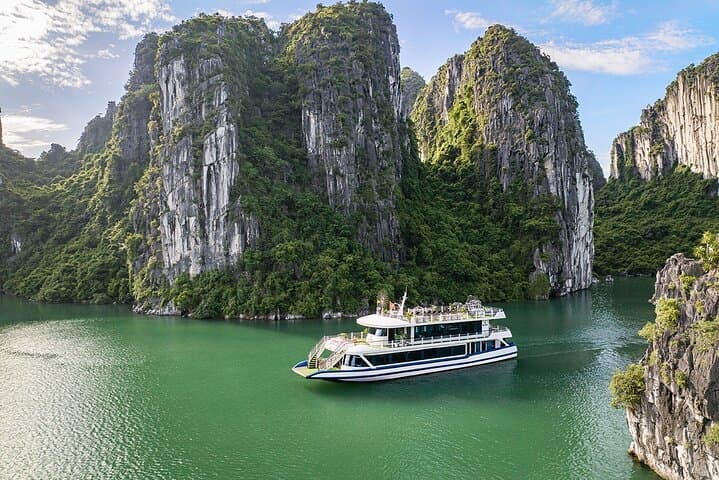 Sea Lion Luxury Cruise Ha Long Bay: Titop Island, Surprise Cave & Kayak Adventure photo 3