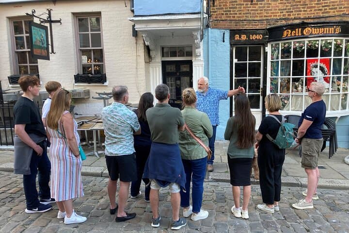 Private Walking Tour of Windsor: Royal Walls, Thames Views & Local Stories photo 3