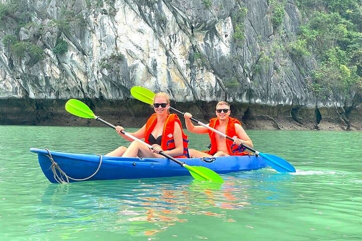 Paddle Lan Ha Bay: 2-Hour Private Canoe from Ha Long