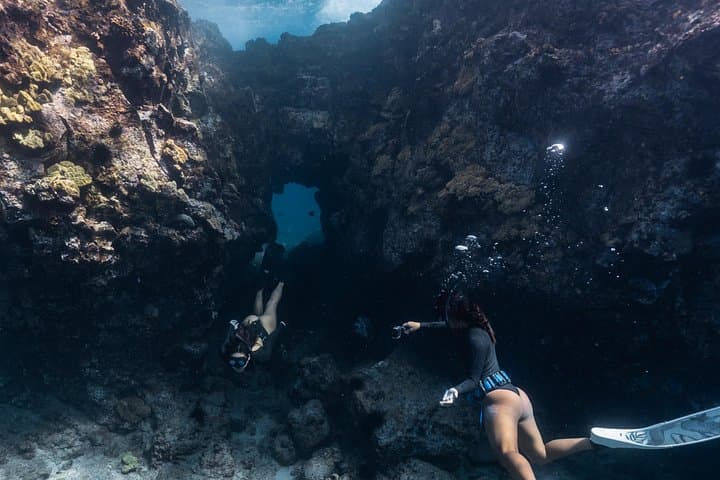 Private Kealakekua Bay Snorkel & Dolphin Watch — Kona Boat Tour to Captain Cook Monument photo 3