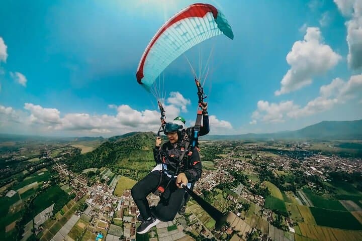 Mount Tumpa Paragliding: 8–10 Minute Tandem Flights Over Bunaken and Siladen photo 4