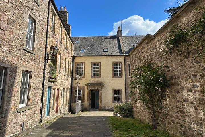 Evening Royal Mile Walking Tour: History, Haunts & Hidden Closes