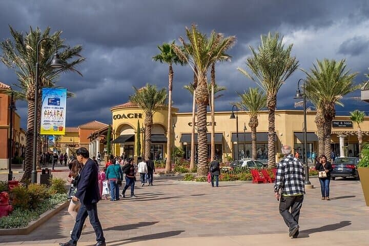Shop Designer Outlets: Private Trip from Palm Springs to Desert Hills Premium Outlets photo 3