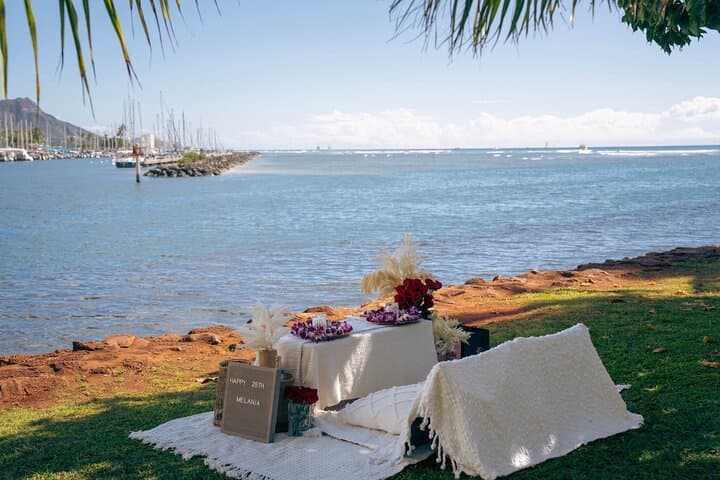 Ala Moana Sunset Picnic: Romantic Beach Date & Photo Session in Honolulu photo 4