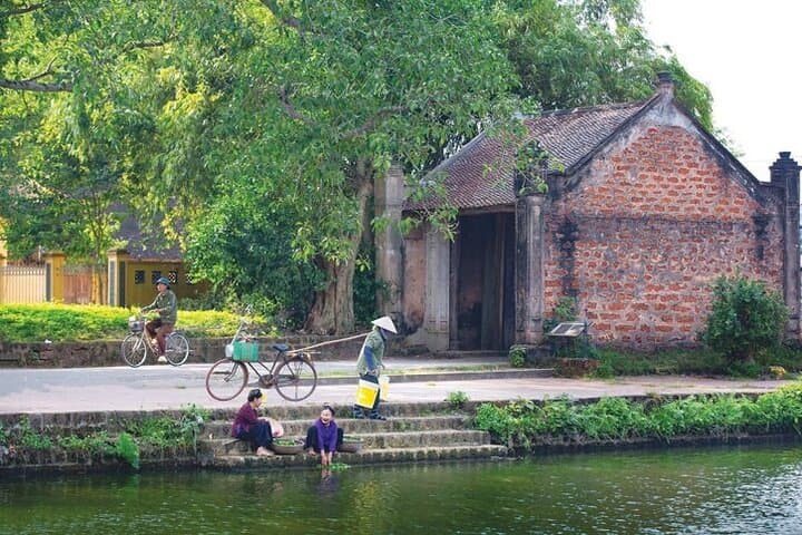 Hanoi private tour: Duong Lam ancient village, Quang Phu Cau incense & Non La craft photo 2