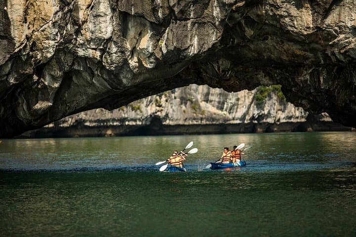 3-Day Private Halong Bay Cruise: Kayak Ba Ham & Explore Tien Ong Cave photo 3