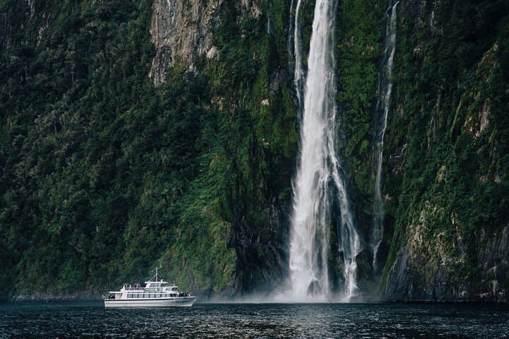 Milford Sound Coach-Cruise-Flight: Full-Day Scenic Tour from Queenstown