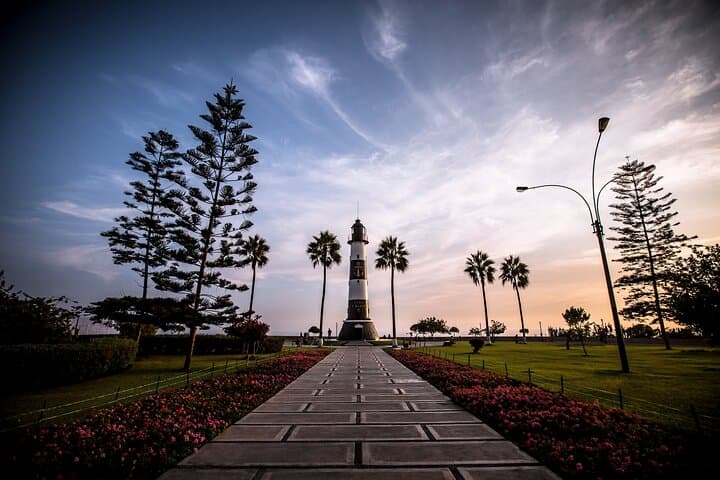 Miraflores Night Tour and Pisco Sour Class — Lima Evening Experience photo 4