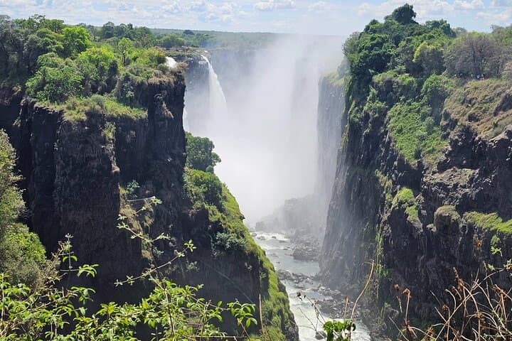 Victoria Falls in 48 Hours: 2-Day Tour from Johannesburg with Zambezi Sunset Cruise