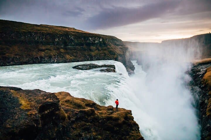 Golden Circle Minibus Day Tour — Thingvellir, Gullfoss, Geysir & Kerið photo 4