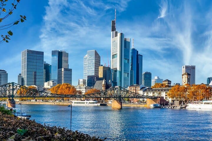 Bruges to Frankfurt Private Transfer with 2-Hour Sightseeing Stop