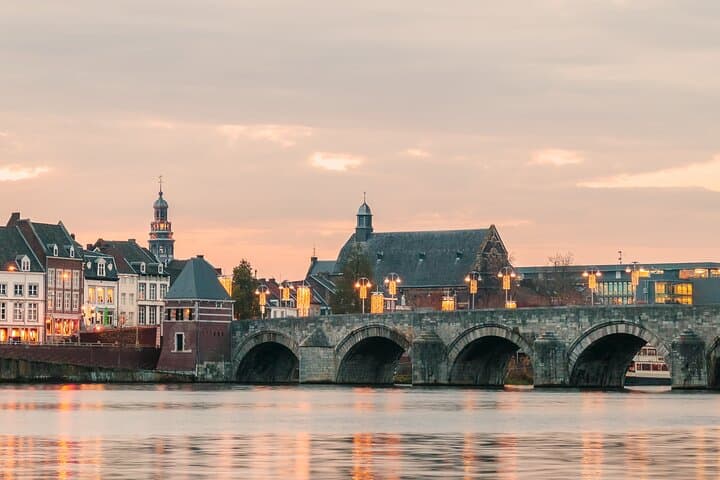 Private Transfer from Bruges to Frankfurt with 2-Hour Maastricht Stop