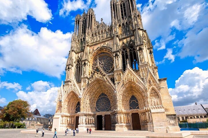 Private Transfer from Brussels to Reims with 2-Hour Waterloo Stop