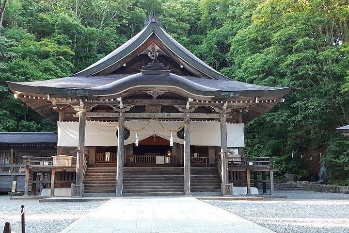 Nagano Private Tour: Snow Monkeys, Zenko-ji & Matsushiro in One Day photo 2