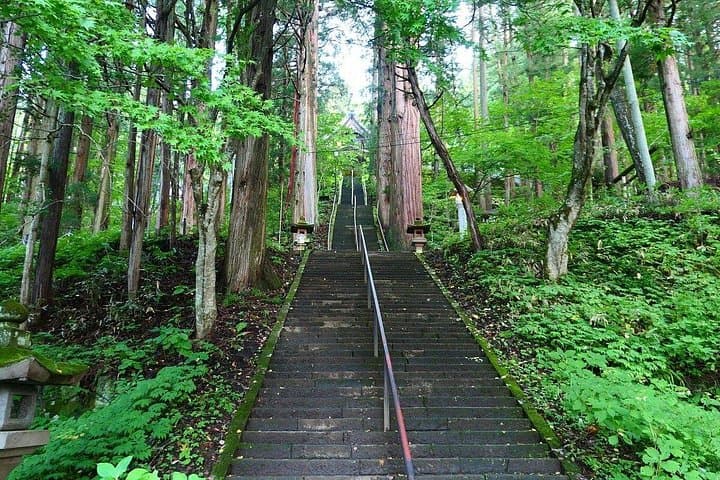 Nagano Private Tour: Snow Monkeys, Zenko-ji & Matsushiro in One Day photo 3