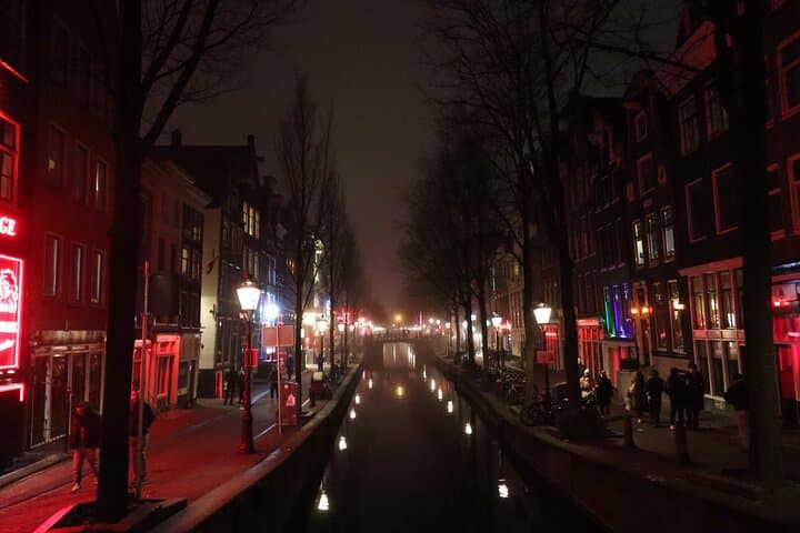 Private Coffee Shop & Red Light District Tour — Amsterdam Walking Experience photo 2