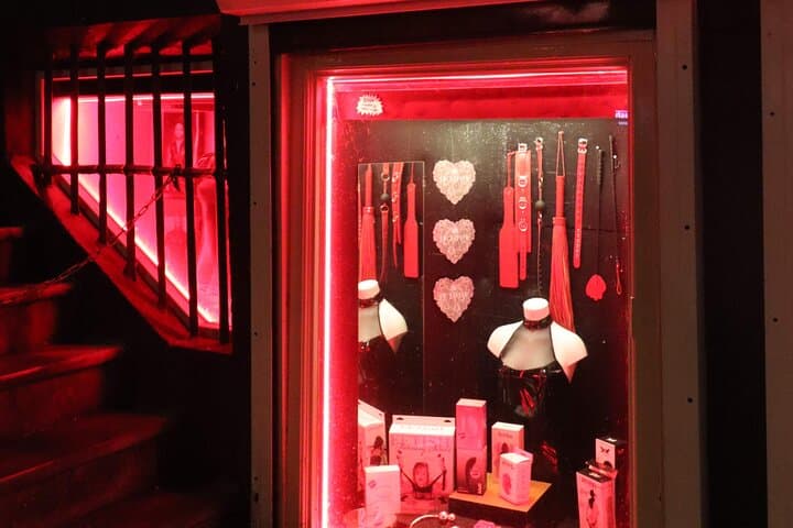 Private Coffee Shop & Red Light District Tour — Amsterdam Walking Experience photo 4