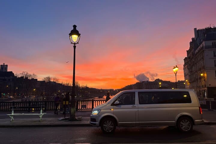 Paris City Highlights Minivan Tour: Arc de Triomphe, Champs-Élysées & Louvre in 2–3 Hours photo 2