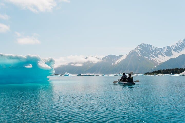 Bear Glacier Flight and Kayak Adventure: Helicopter Landing, Icebergs & Alaskan Lunch