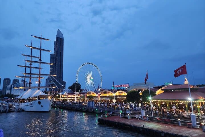 Bangkok Chao Phraya Luxury Dinner Cruise: Seafood Buffet & River Views photo 6
