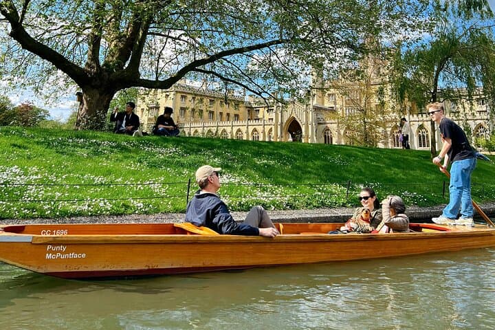 Explore Cambridge: Full-Day Guided Tour and River Punting from London
