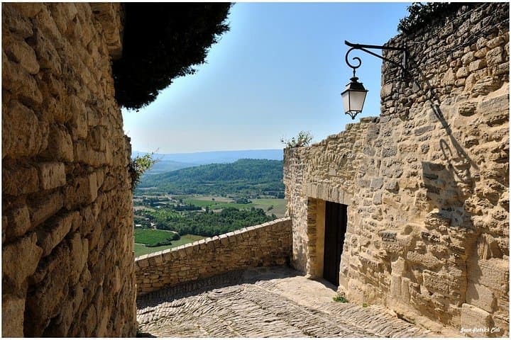 Luberon Day Tour: Gordes, Roussillon Ochre Trail & Fontaine-de-Vaucluse photo 3