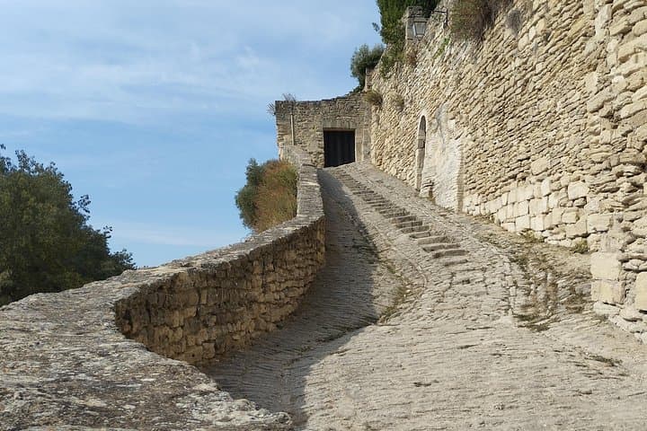 Luberon Day Tour: Gordes, Roussillon Ochre Trail & Fontaine-de-Vaucluse photo 4
