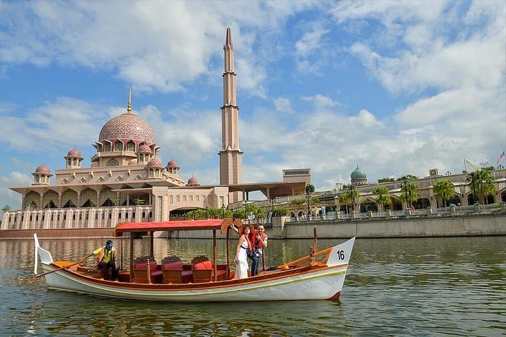 Grand Kuala Lumpur Private Day Tour: KLCC, Batu Caves & Putrajaya Highlights photo 1