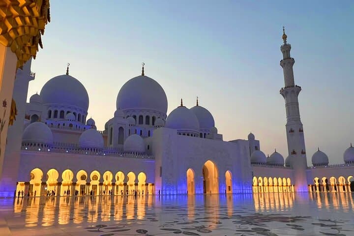 Sunset at Sheikh Zayed Grand Mosque: Guided Evening Tour from Dubai