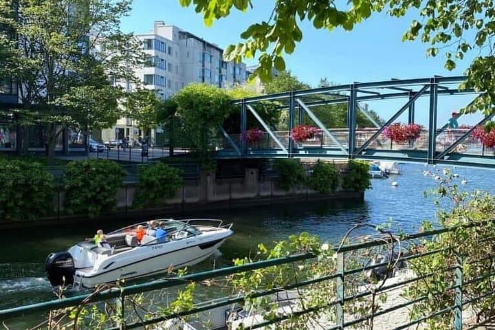Private VIP Helsinki Tour in Mercedes V‑Class — 3‑Hour City Highlights with Guide photo 4
