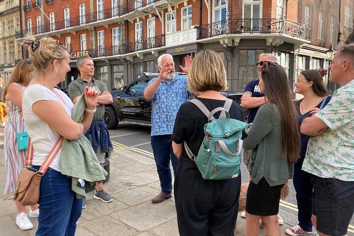Windsor Small-Group Walking Tour: History, Thames Views & Local Secrets
