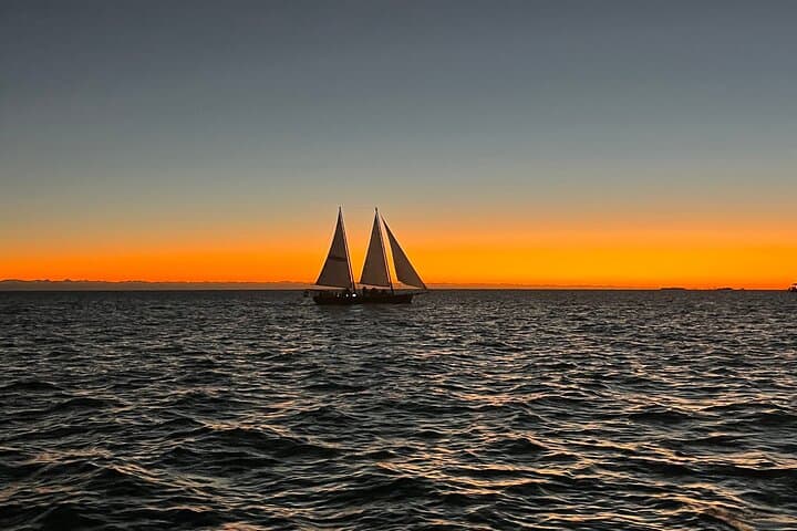 Key West Sunset Powerboat Cruise: Private 2‑Hour Harbor Tour photo 3