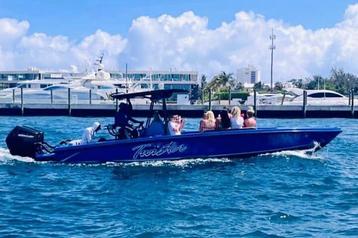 Nassau Pig Island and Snorkeling Quick Tour: Swim with Pigs & Reef Snorkel photo 2