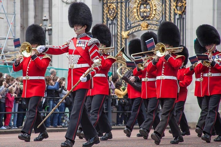 Changing of the Guard & Thames Ride: 2-Hour Royal Walk Through Westminster