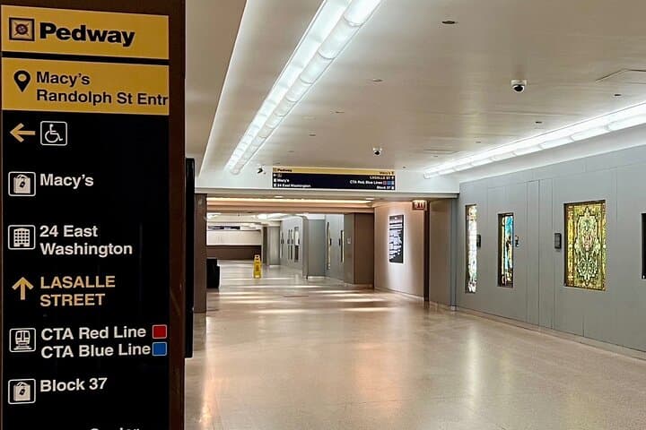 Explore Chicago's Pedway: Holiday Walking Tour from Swissotel to Millennium Park photo 3