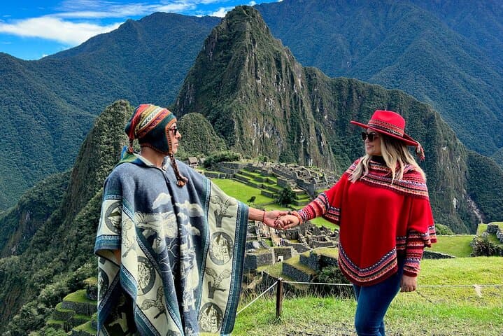 2-Day Sacred Valley and Machu Picchu Tour from Cusco — Complete Visitor Guide