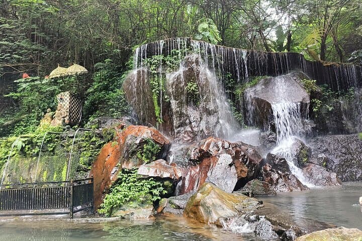 ubud-waterfalls-tour-kanto-lampo-tibumana-tukad-cepung-goa-raja photo 3