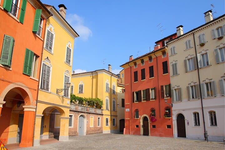 Modena Scavenger Hunt: Self-Guided Walking Tour of Piazza Grande & Hidden Gems