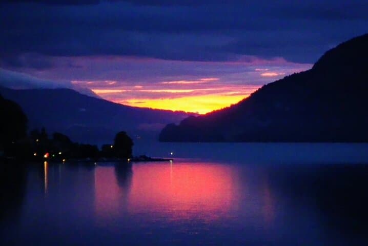 Interlaken Sunset Sightseeing: Mountain & Lake Views at Dusk photo 3