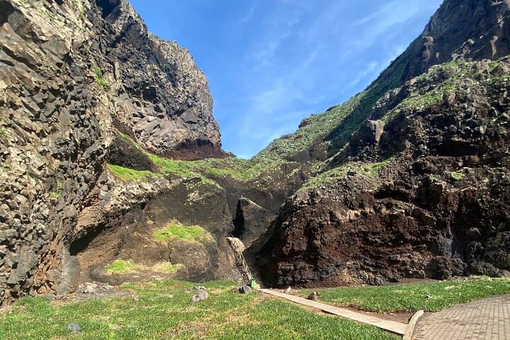 Electric East Madeira: Pico do Arieiro, Santana & Ponta de São Lourenço Full-Day Tour photo 6