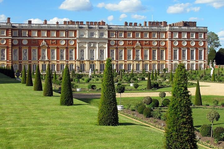 Private Chauffeur to Hampton Court Palace: Luxury Day Trip from London