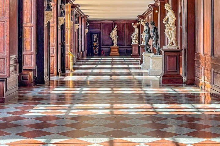 Private Chauffeur to Hampton Court Palace: Luxury Day Trip from London photo 2