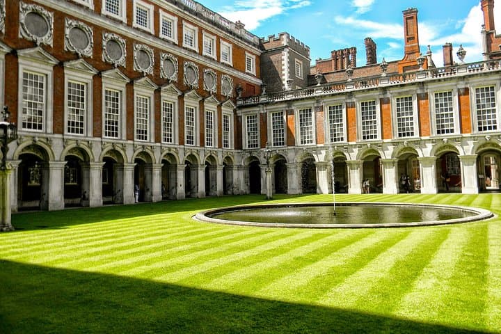 Private Chauffeur to Hampton Court Palace: Luxury Day Trip from London photo 4