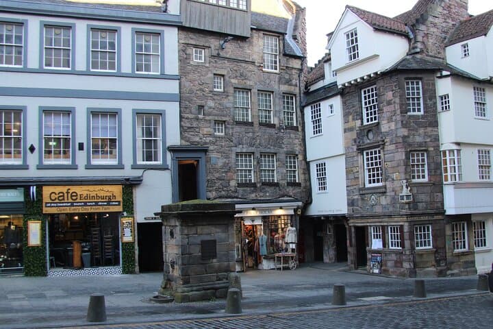 Royal Mile Guided Walking Tour — Comedy and History from Castle to Palace photo 4