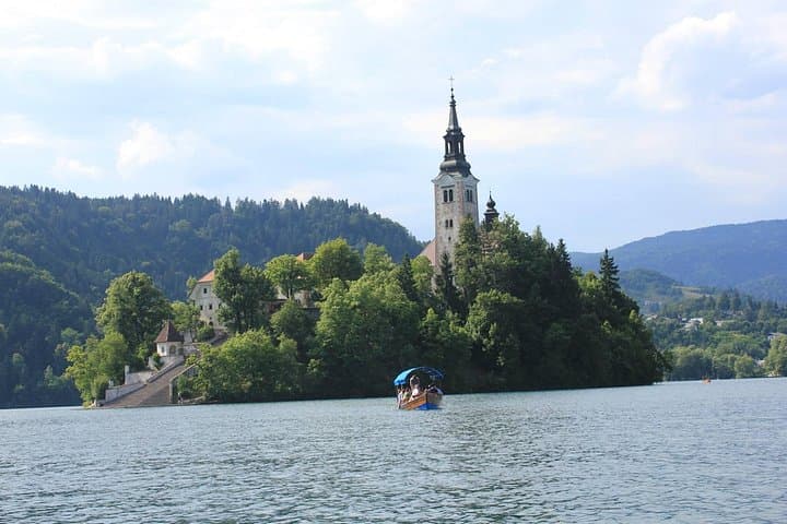 Private Picnic & Bubbles at Lake Bled — Luxury Day Tour from Ljubljana photo 6