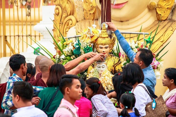 Yangon City Tour: Colonial Streets and Shwedagon Golden-Pagoda Day Trip